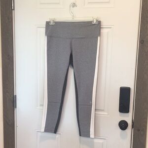 MPG 3/4 Length Leggings color block gray white